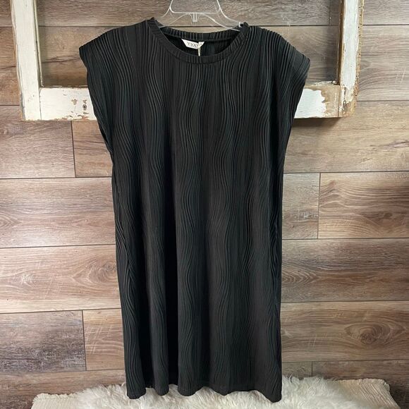 NWT YYA Women’s Black Rippled Texture Material Shift Dress Size Med Cap Sleeve - Picture 2 of 9